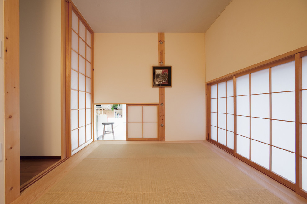 東京都下にある和風のおしゃれなファミリールーム (ベージュの壁、畳) の写真