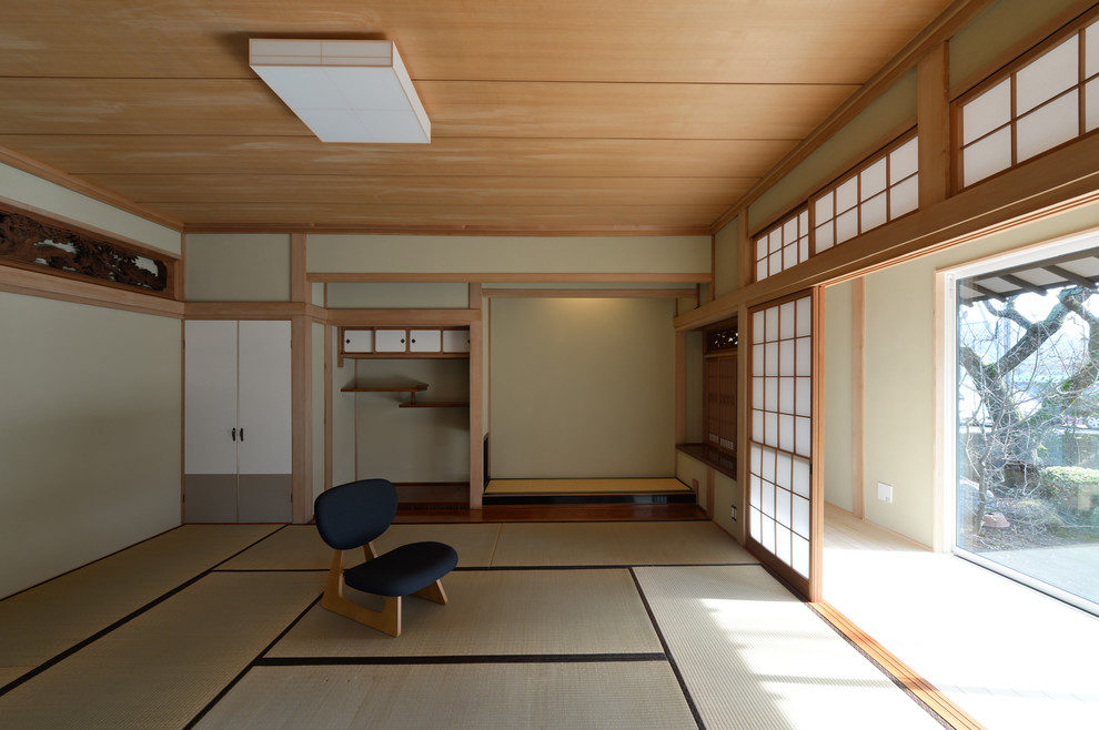Esempio di un soggiorno etnico con pareti beige, pavimento in tatami e pavimento verde