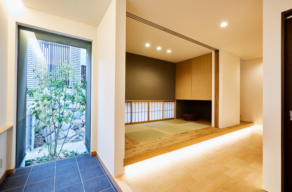 Cette image montre une salle de séjour design avec un sol de tatami, un mur gris et un sol vert.