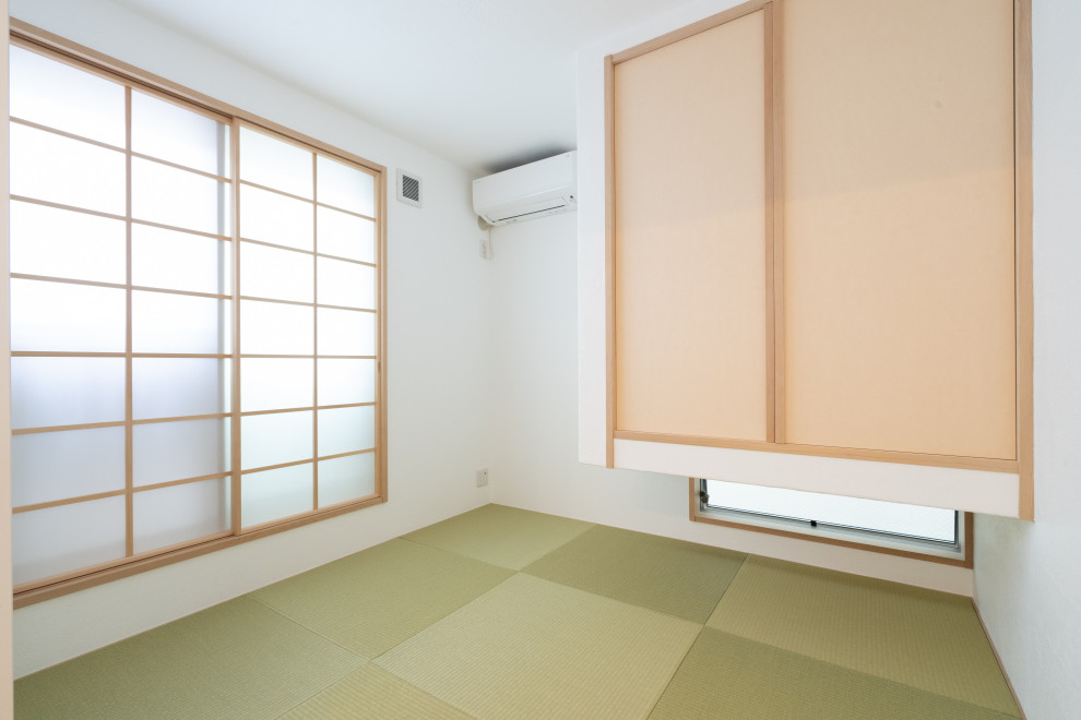Diseño de sala de estar campestre sin chimenea con paredes blancas, tatami, papel pintado y papel pintado