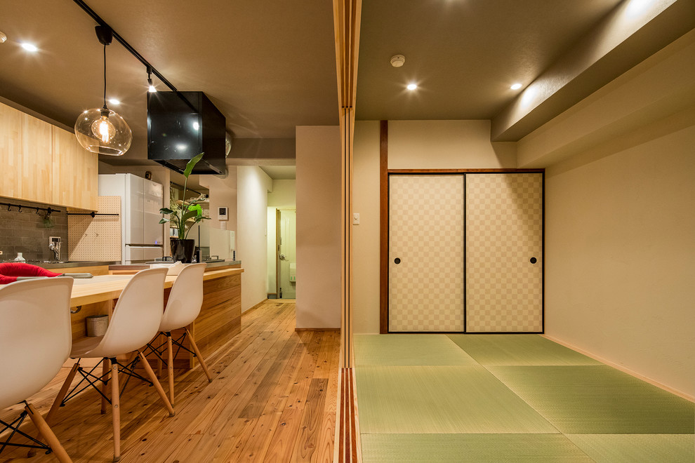 Ispirazione per un soggiorno stile americano aperto con pareti bianche, pavimento in tatami e pavimento verde