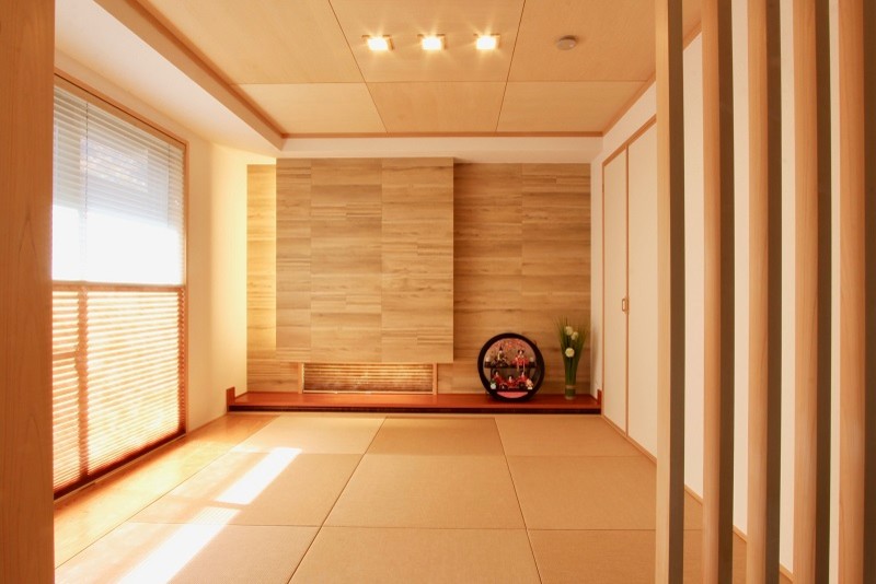 Fernseherloses, Großes, Offenes Modernes Wohnzimmer mit beiger Wandfarbe, Tatami-Boden, beigem Boden und Holzdecke in Fukuoka