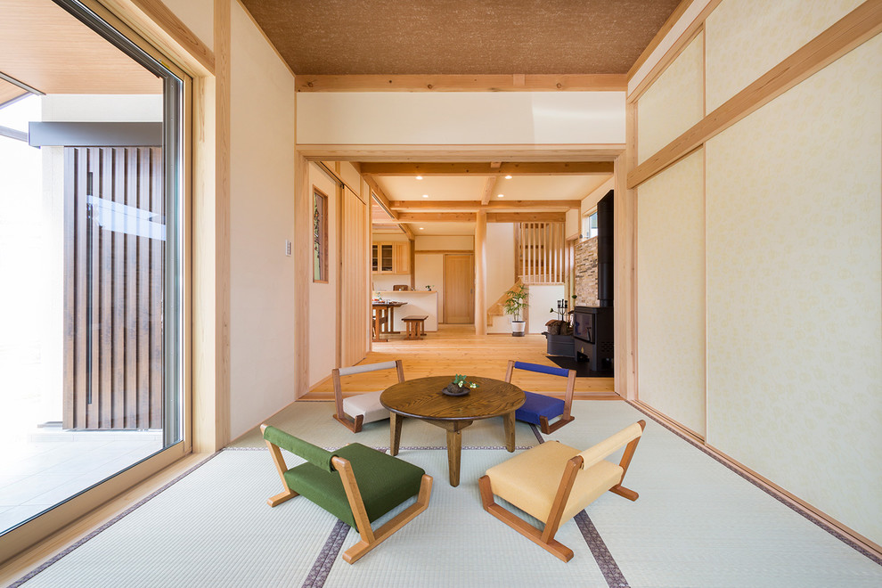 Réalisation d'une salle de séjour asiatique avec un mur beige, un sol de tatami et un sol vert.