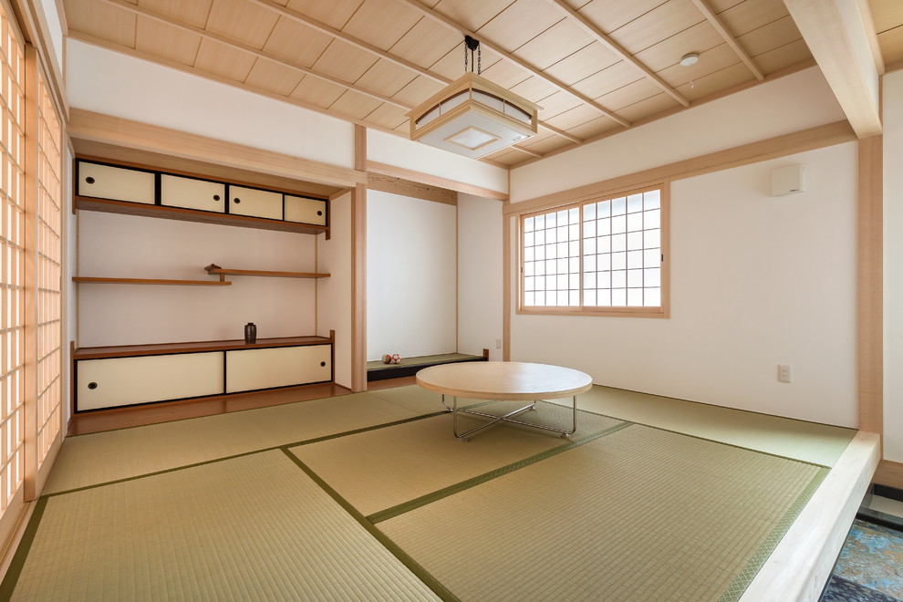 Modelo de sala de estar asiática con paredes blancas, tatami y suelo verde