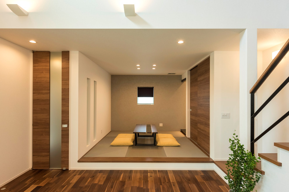 Diseño de sala de estar de estilo zen con paredes blancas, tatami y suelo gris