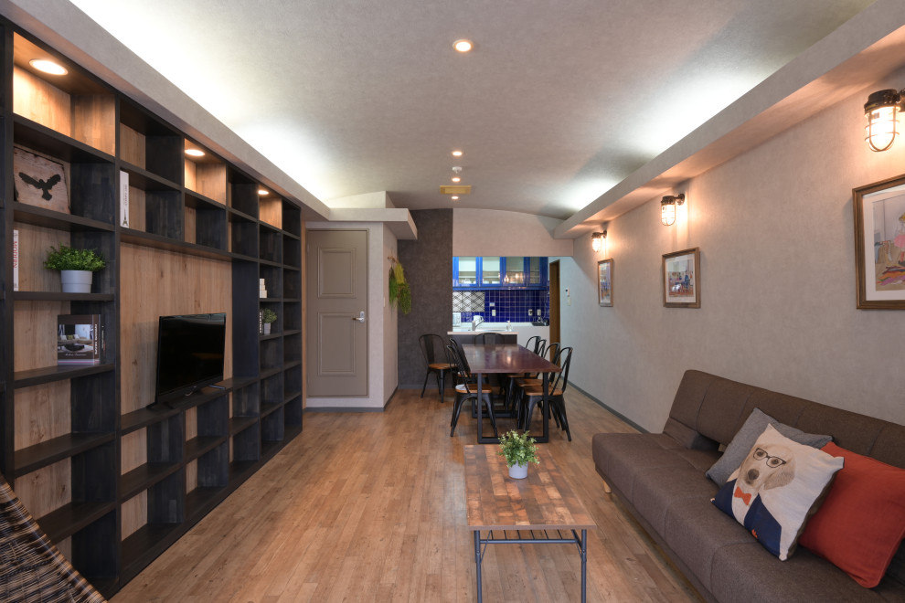 Diseño de sala de estar abierta industrial extra grande sin chimenea con paredes grises, suelo vinílico, televisor independiente y suelo marrón