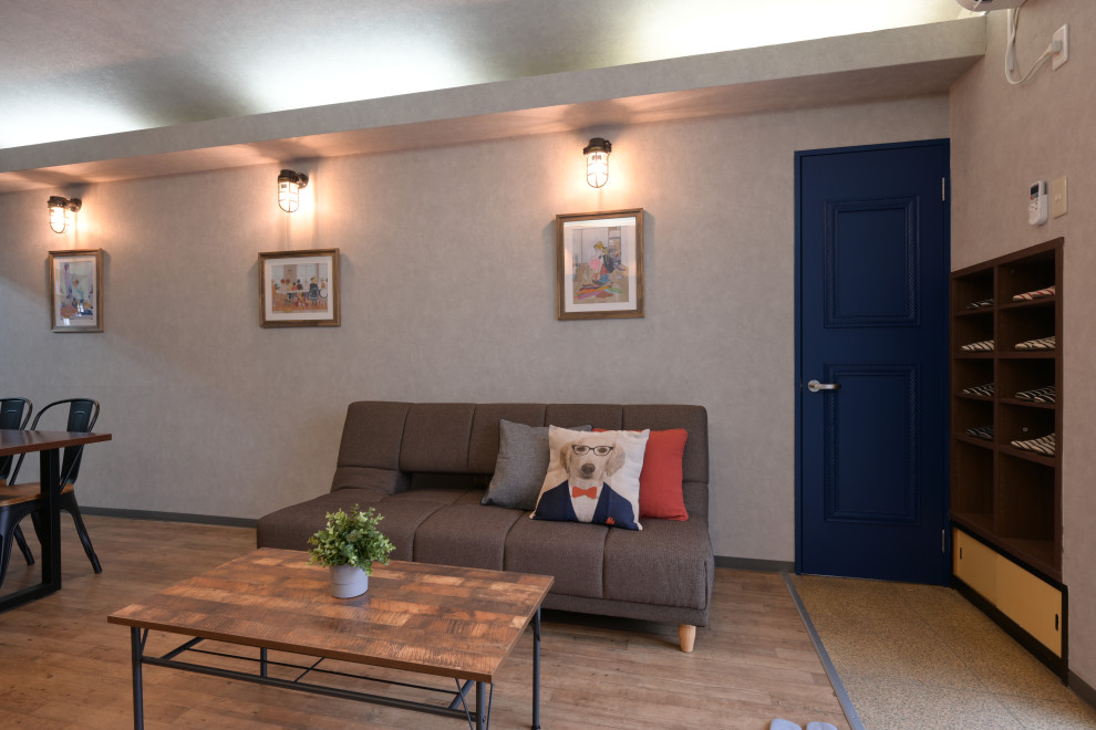 Foto de sala de estar abierta urbana extra grande sin chimenea con paredes grises, suelo vinílico, televisor independiente y suelo marrón