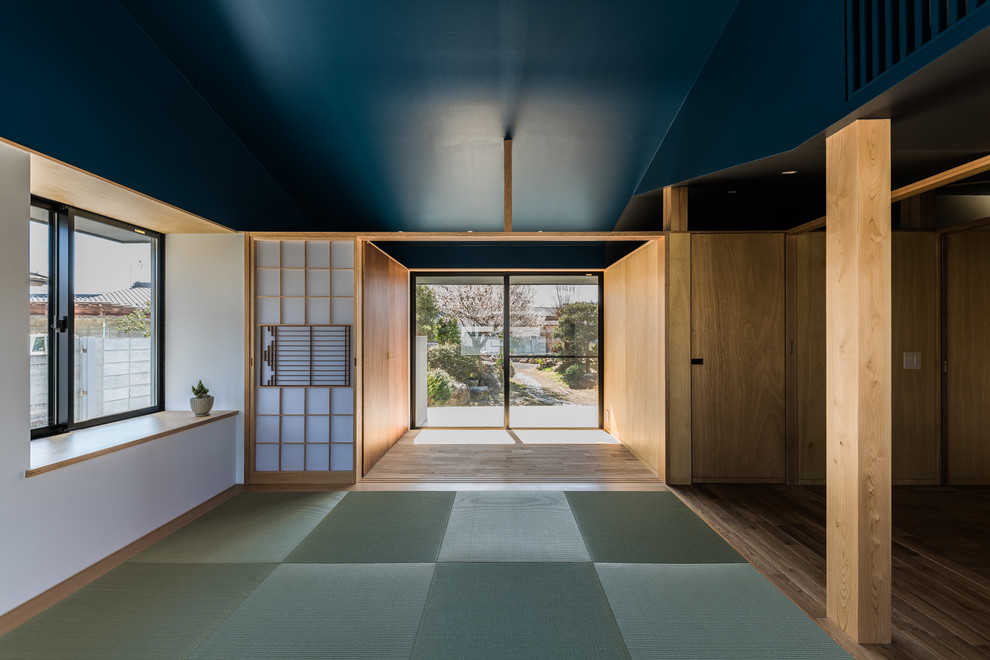 Idéer för ett mycket stort modernt allrum, med vita väggar och tatamigolv