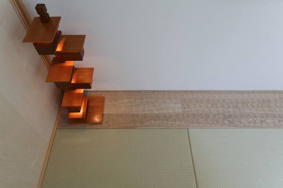 Esempio di un piccolo soggiorno etnico chiuso con pareti bianche, pavimento in tatami, nessuna TV e pavimento verde