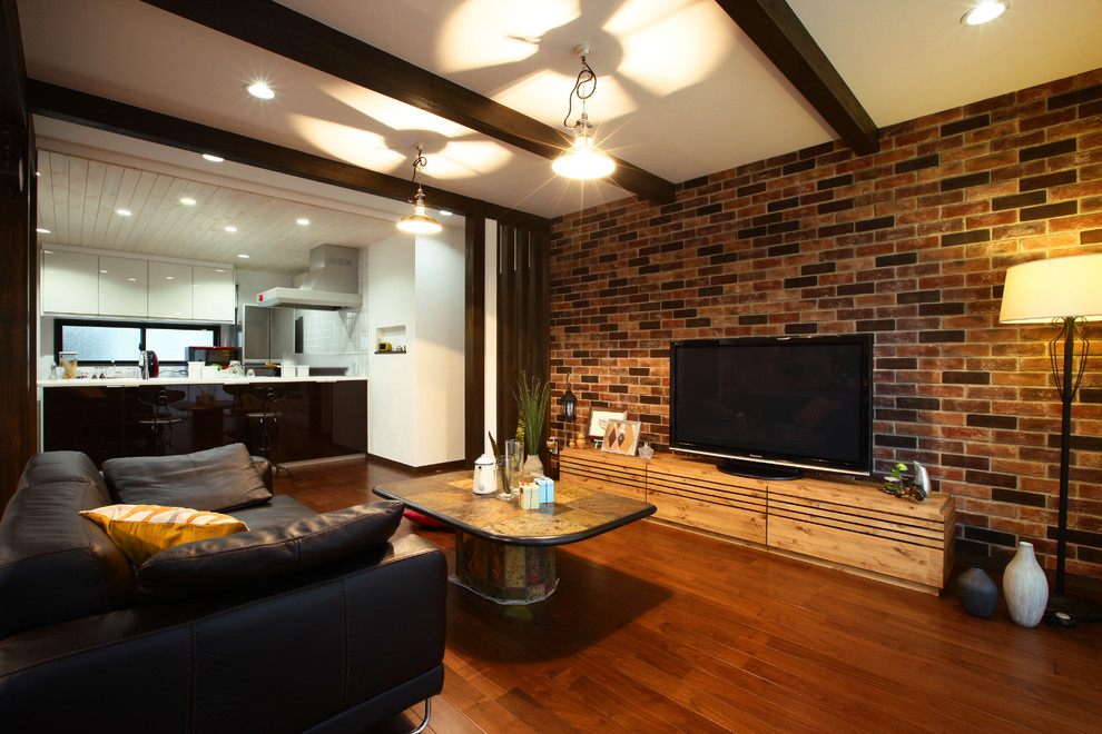 他の地域にあるインダストリアルスタイルのおしゃれなファミリールーム (茶色い壁、据え置き型テレビ、茶色い床、無垢フローリング) の写真