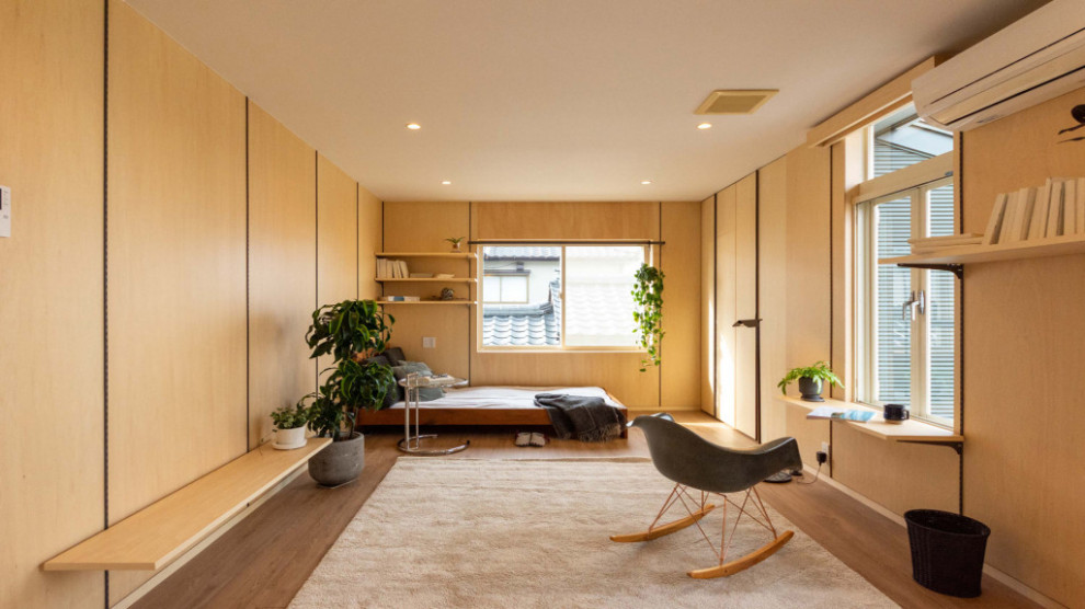 Idée de décoration pour une salle de séjour asiatique ouverte avec un mur beige, un sol en bois brun et un téléviseur indépendant.