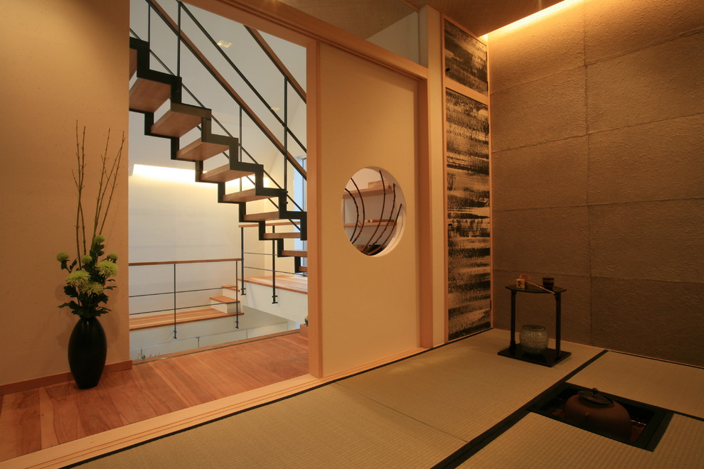 Стильный дизайн: изолированная гостиная комната среднего размера в восточном стиле с серыми стенами без камина, телевизора - последний тренд