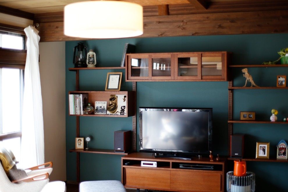 Idéer för stora minimalistiska allrum med öppen planlösning, med ett musikrum, gröna väggar, mörkt trägolv, en fristående TV och brunt golv