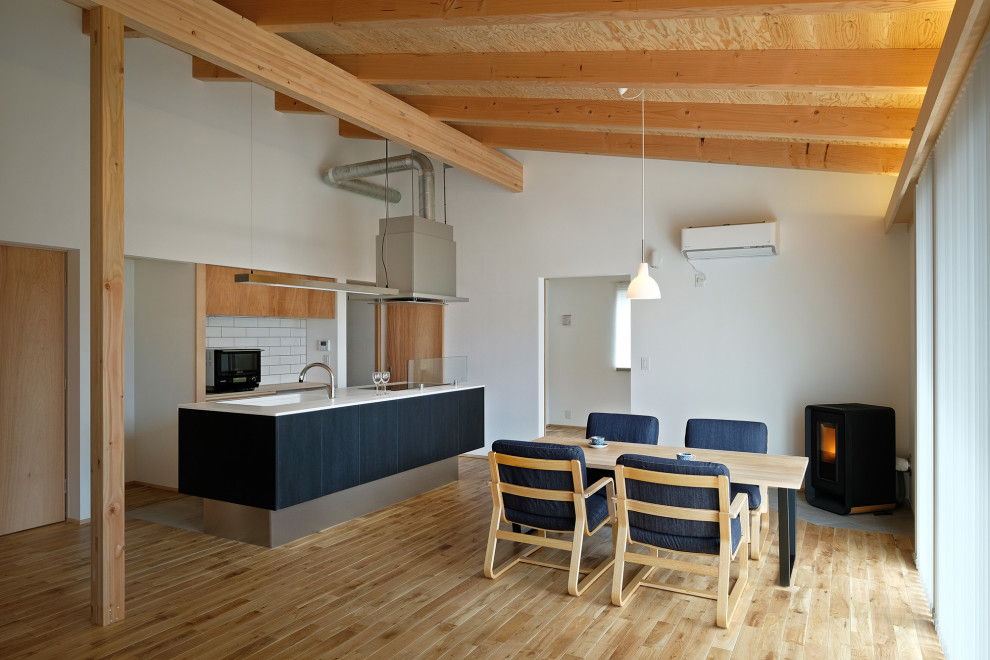 Ejemplo de sala de estar nórdica con suelo de madera clara, chimenea de esquina, vigas vistas y papel pintado