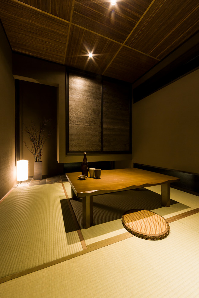 Cette photo montre une salle de séjour moderne fermée avec un mur beige, un sol de tatami, aucun téléviseur et un sol vert.
