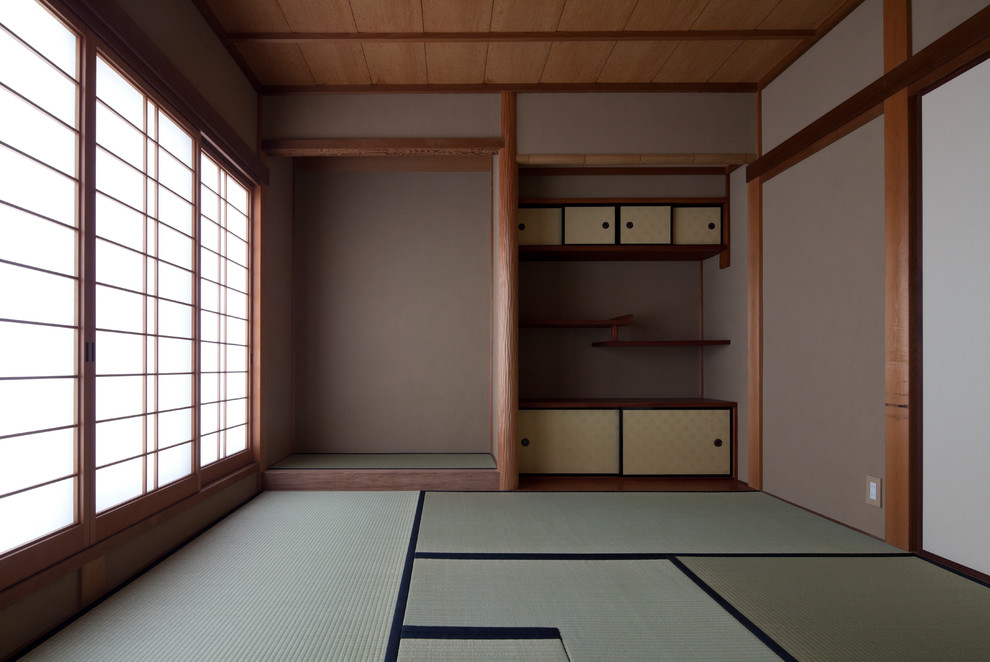 Cette photo montre une salle de séjour asiatique avec un sol de tatami.