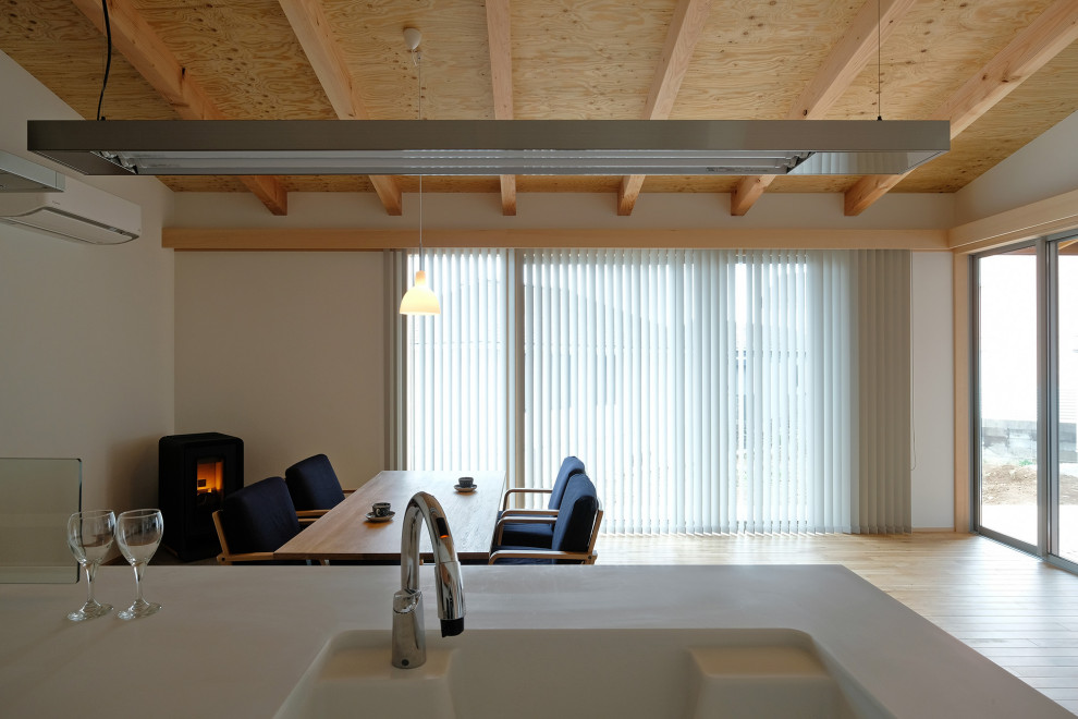 Стильный дизайн: гостиная комната в скандинавском стиле с белыми стенами, светлым паркетным полом, угловым камином, балками на потолке и обоями на стенах - последний тренд