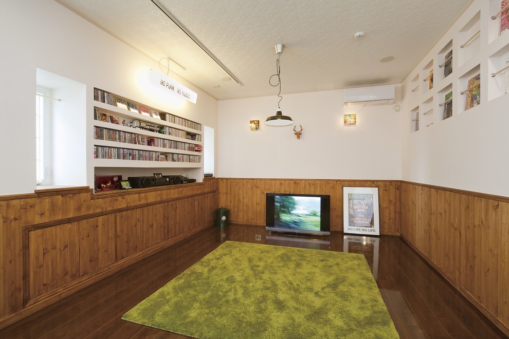 Asiatisches Wohnzimmer mit weißer Wandfarbe, dunklem Holzboden, freistehendem TV und braunem Boden in Tokio Peripherie