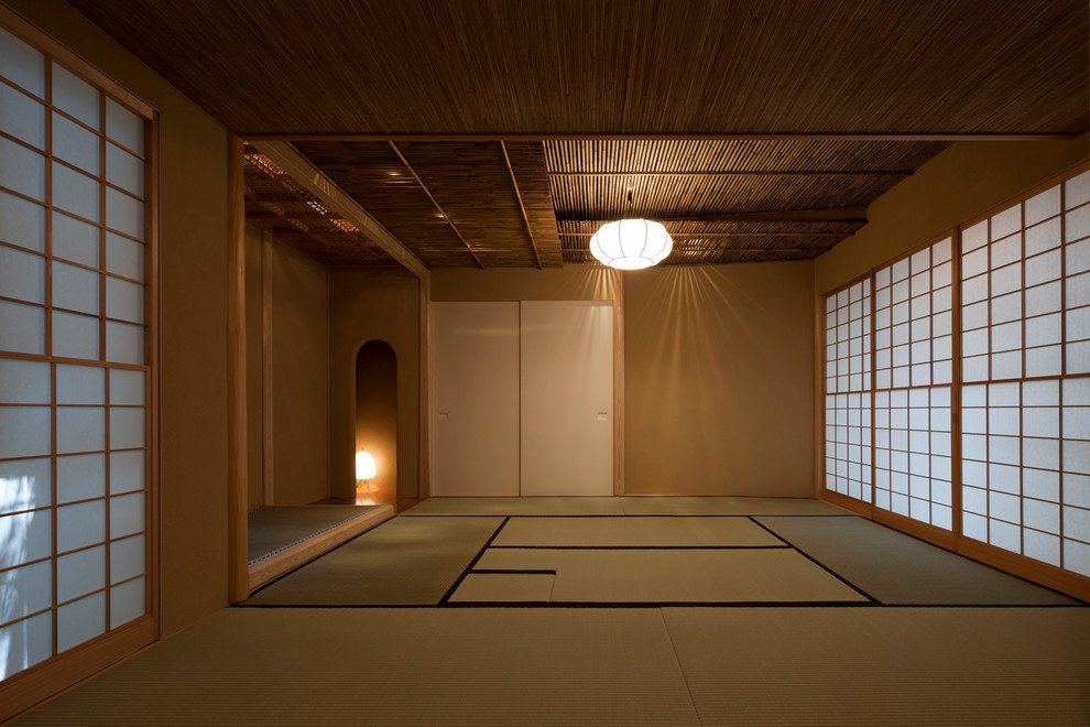 Modelo de sala de estar de estilo zen con paredes marrones, tatami y suelo verde