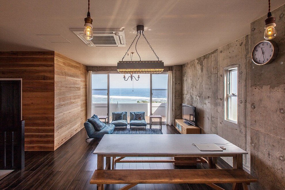 Imagen de sala de estar industrial con paredes multicolor y suelo de madera en tonos medios