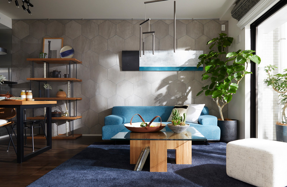 Cette image montre une salle de séjour design ouverte avec un mur gris, parquet foncé et un sol marron.