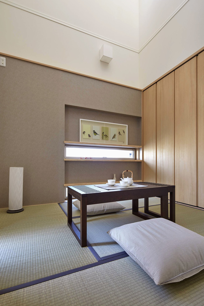 На фото: изолированная гостиная комната в современном стиле с с книжными шкафами и полками и серыми стенами с