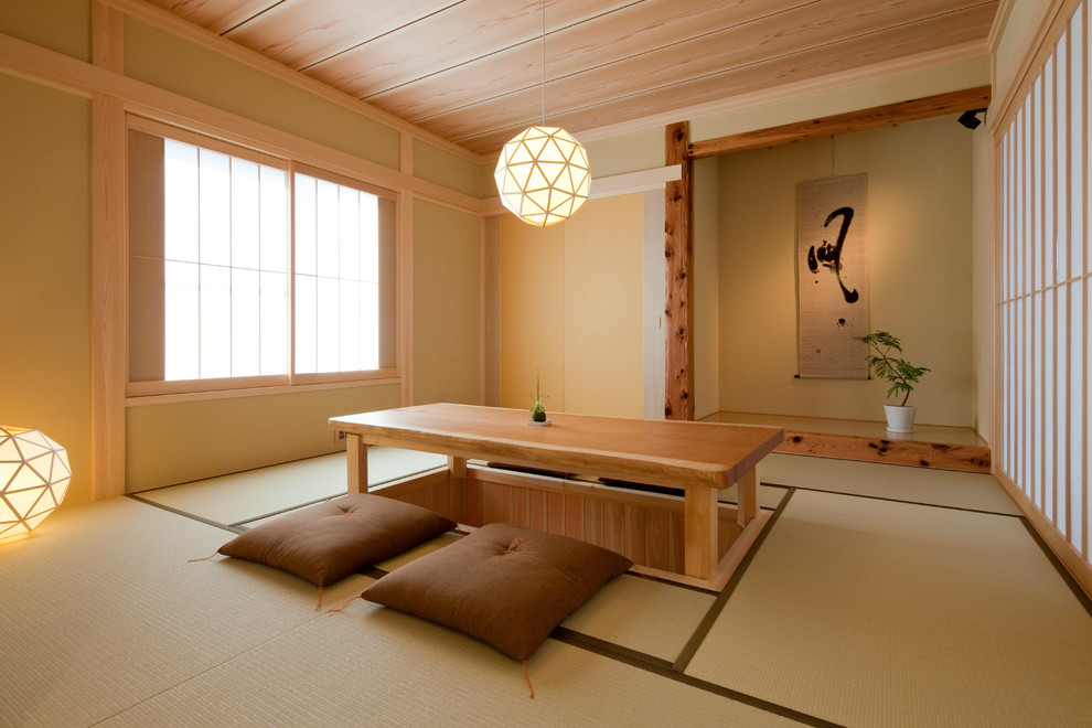 Foto di una sala da pranzo di medie dimensioni con pareti beige, pavimento in tatami e pavimento verde