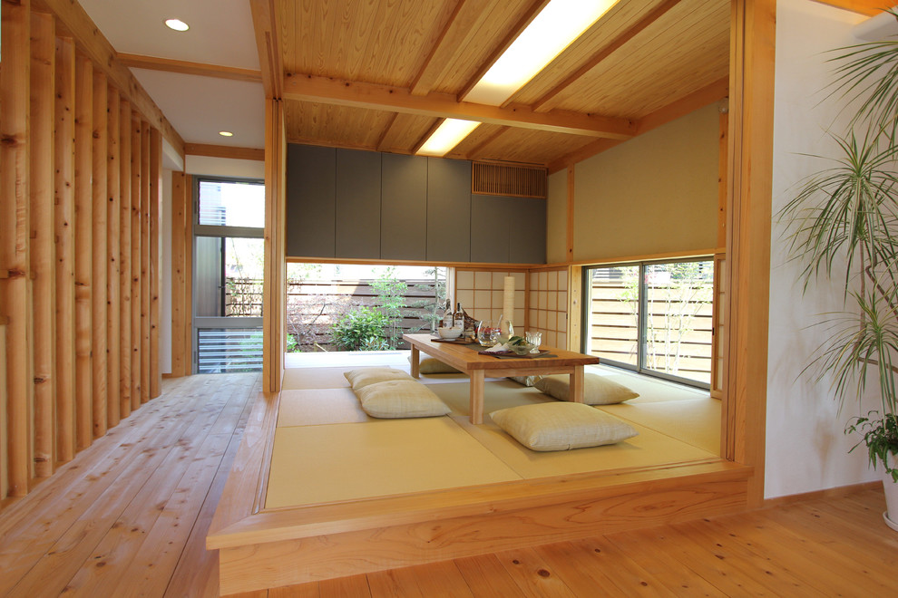 Cette photo montre une salle de séjour asiatique avec un mur vert, un sol de tatami et un sol vert.
