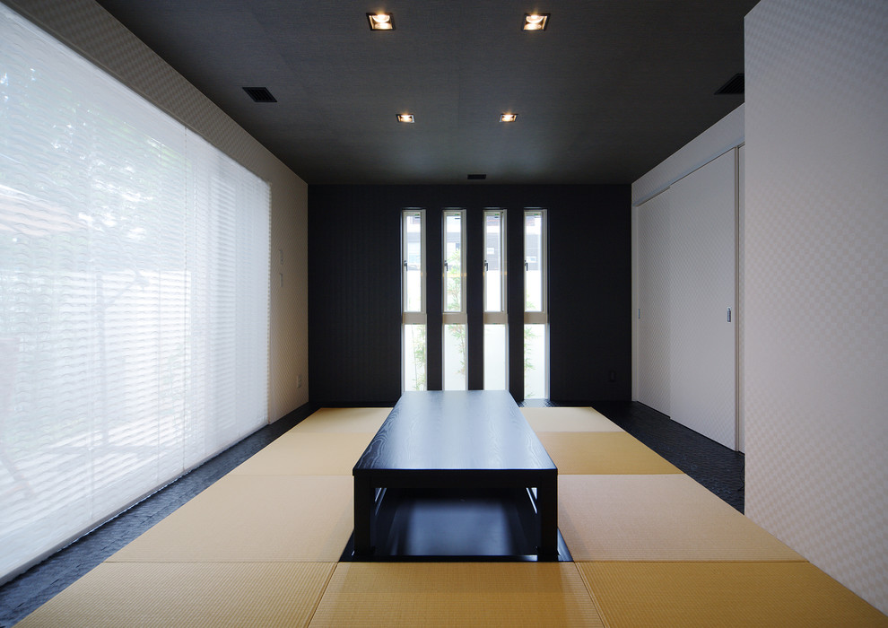 Cette image montre une salle de séjour asiatique avec un mur blanc et un sol de tatami.