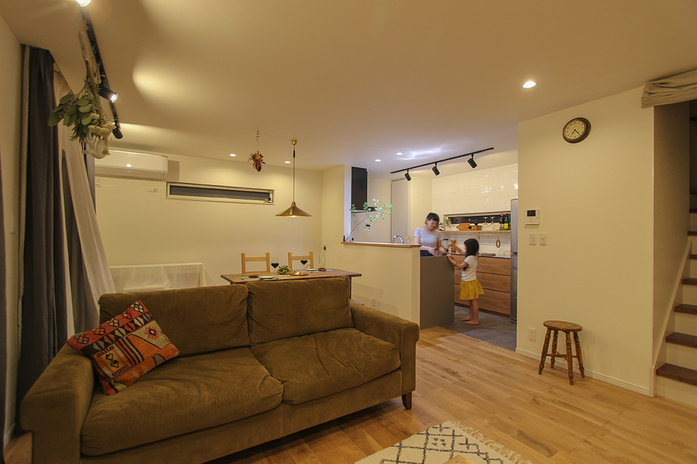 Foto de sala de estar de estilo americano con suelo de madera en tonos medios