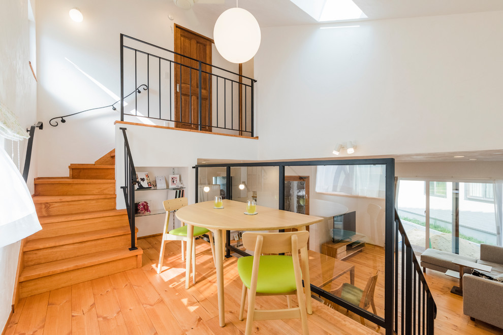 Aménagement d'une salle de séjour contemporaine ouverte avec un sol en bois brun, aucune cheminée, un téléviseur indépendant, un sol beige et un mur blanc.