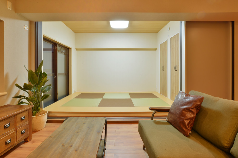 Modelo de salón asiático con paredes blancas, tatami y suelo multicolor