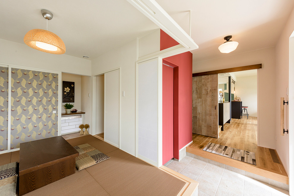 Diseño de sala de estar actual con paredes blancas, tatami y suelo marrón