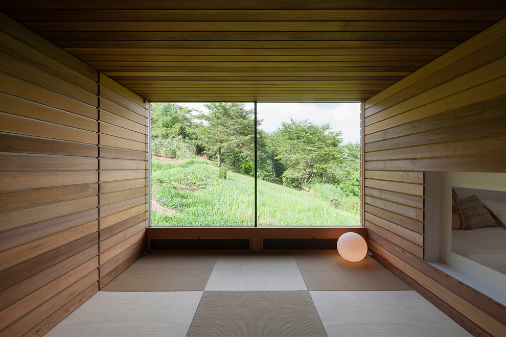 Foto de sala de estar asiática con paredes marrones y tatami