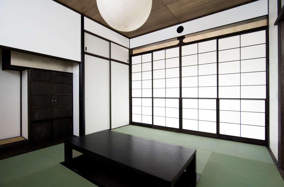 Foto på en orientalisk matplats, med vita väggar, tatamigolv och grönt golv