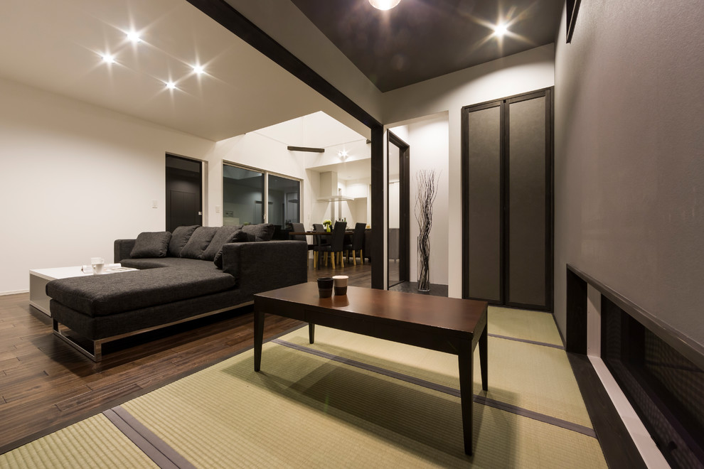 Пример оригинального дизайна: гостиная комната в восточном стиле с серыми стенами, татами и бежевым полом