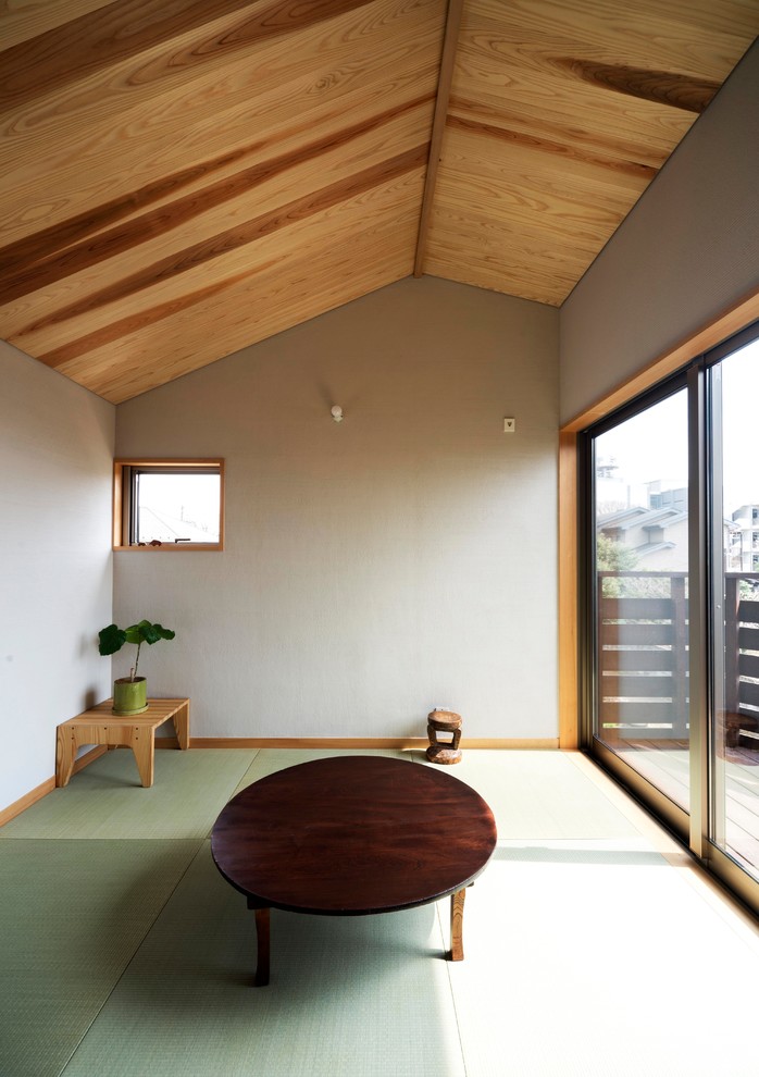 Kleines Asiatisches Wohnzimmer mit weißer Wandfarbe, Tatami-Boden und grünem Boden in Tokio Peripherie