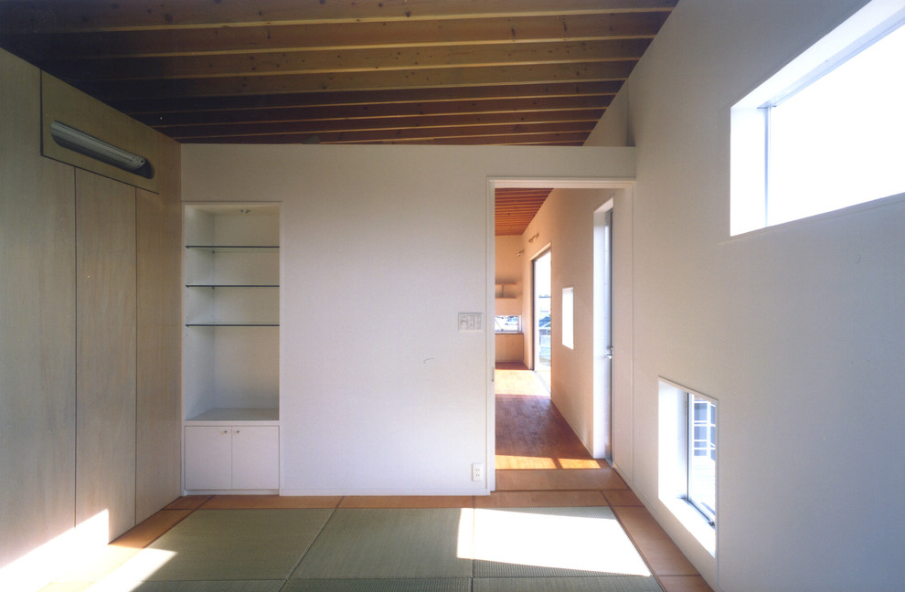 Modern inredning av ett mellanstort avskilt allrum, med vita väggar, grönt golv och tatamigolv