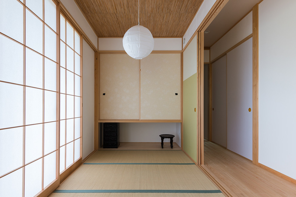 Ispirazione per un soggiorno etnico con pareti bianche, pavimento in tatami e pavimento verde