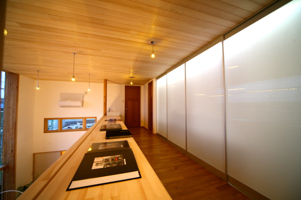 Пример оригинального дизайна: открытая гостиная комната среднего размера в скандинавском стиле с белыми стенами, светлым паркетным полом и бежевым полом