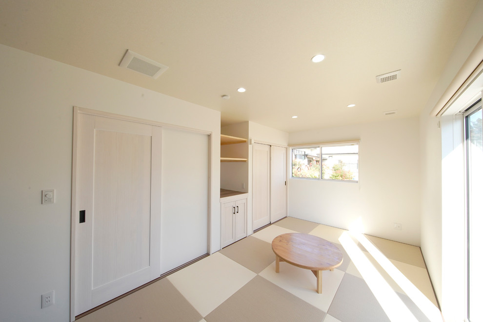 Idéer för ett retro allrum, med vita väggar, tatamigolv och flerfärgat golv