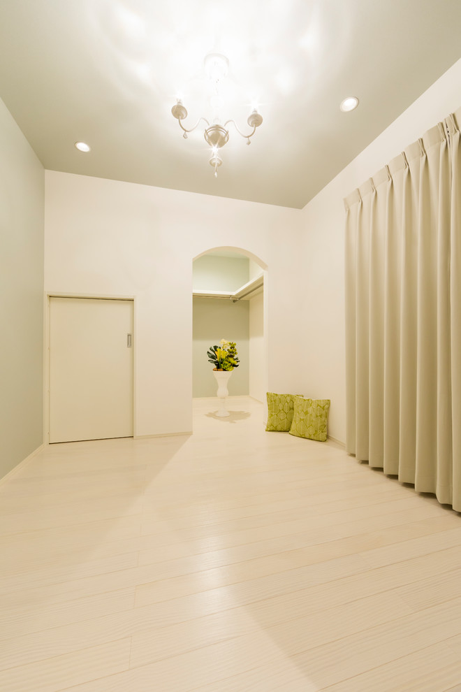 Imagen de sala de estar romántica con paredes grises, suelo de madera clara y suelo beige