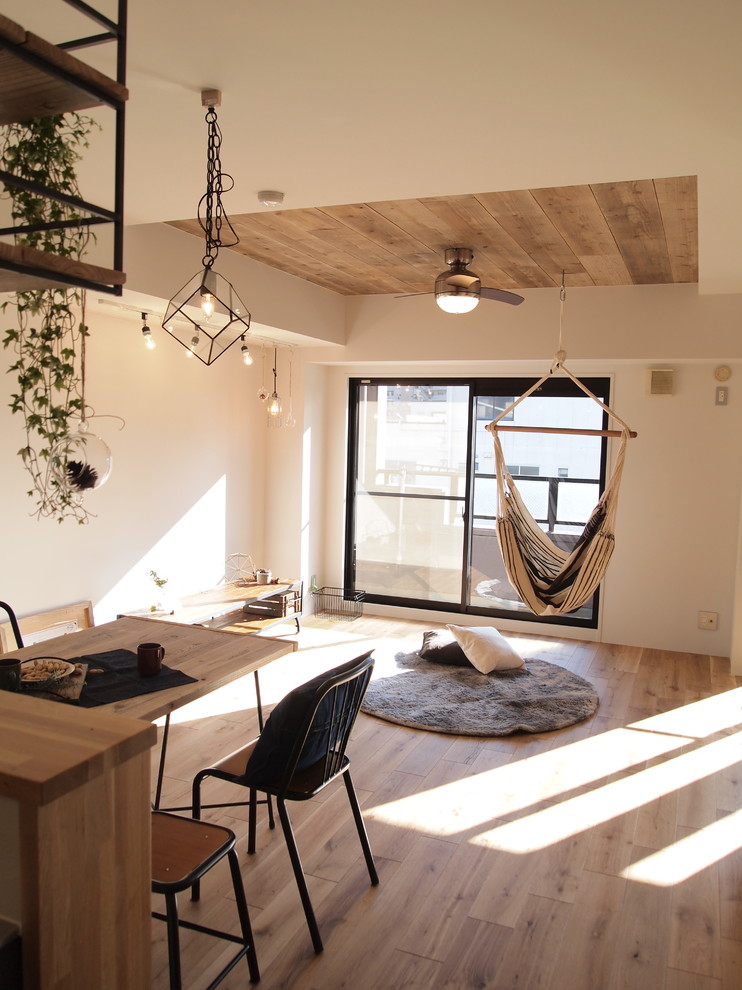 Пример оригинального дизайна: открытая гостиная комната в стиле лофт с белыми стенами, светлым паркетным полом, коричневым полом и ковром на полу