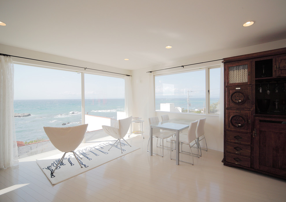 Ejemplo de sala de estar mediterránea con suelo de madera pintada y suelo blanco