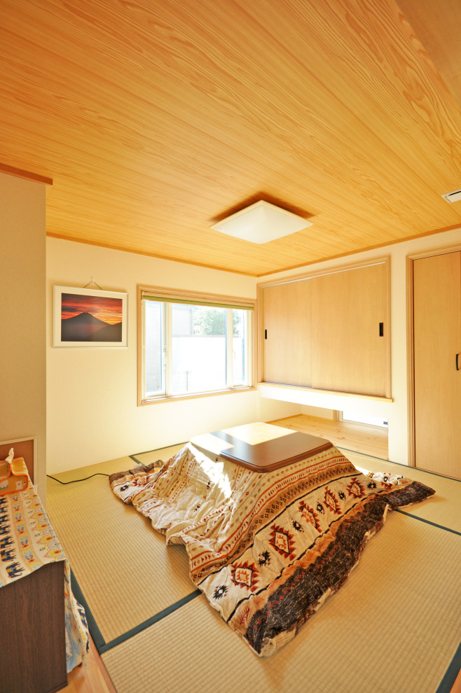 Aménagement d'une salle de séjour avec un sol de tatami.