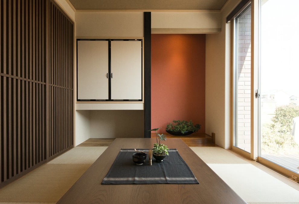 Immagine di un soggiorno etnico con pareti beige, pavimento in tatami e pavimento verde