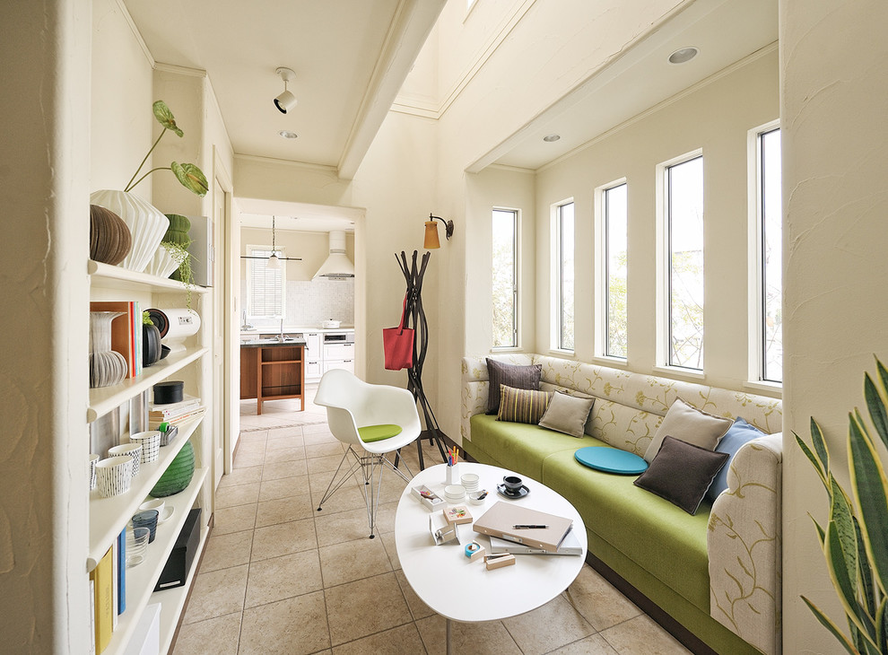 Свежая идея для дизайна: гостиная комната в стиле фьюжн с белыми стенами и полом из керамической плитки без камина, телевизора - отличное фото интерьера