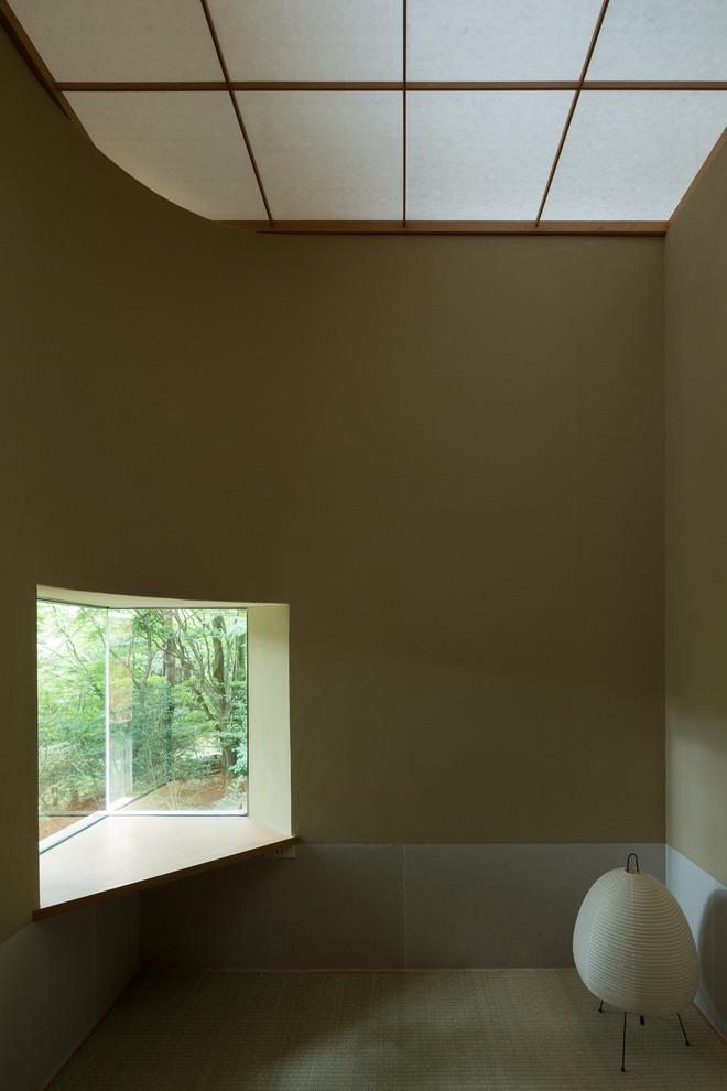 Kleines, Fernseherloses, Abgetrenntes Asiatisches Wohnzimmer ohne Kamin mit beiger Wandfarbe und Tatami-Boden in Tokio Peripherie
