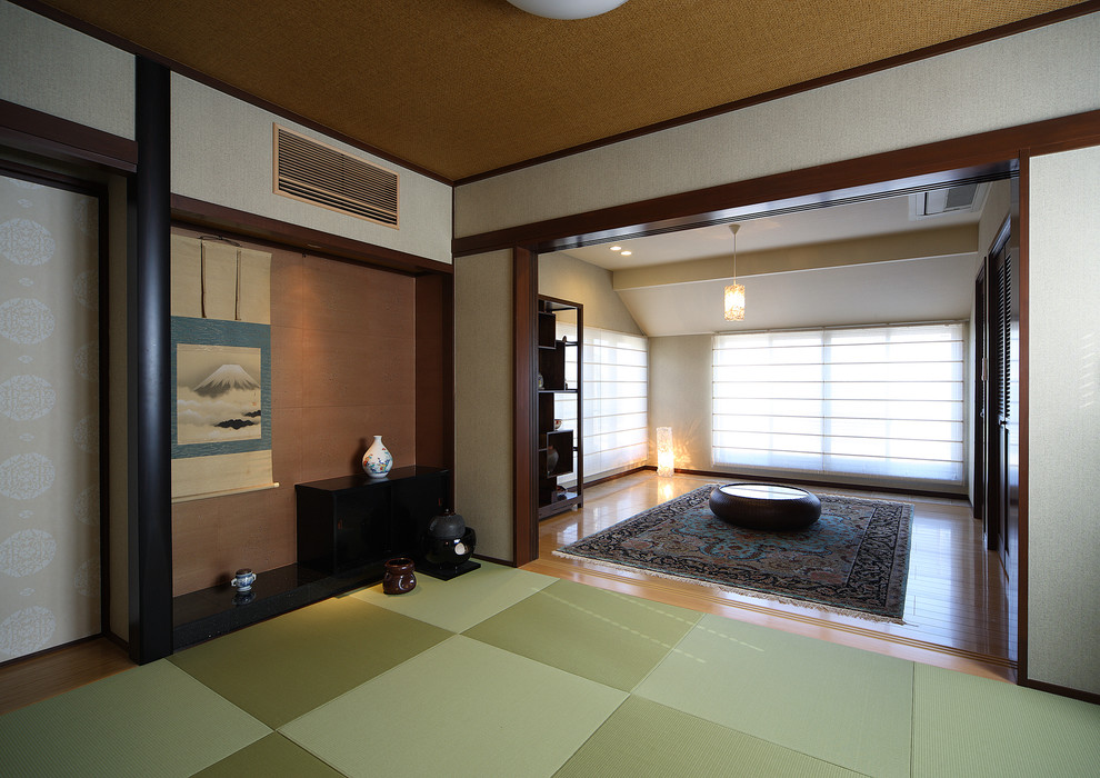 東京23区にある和風のおしゃれなファミリールーム (畳、緑の床) の写真