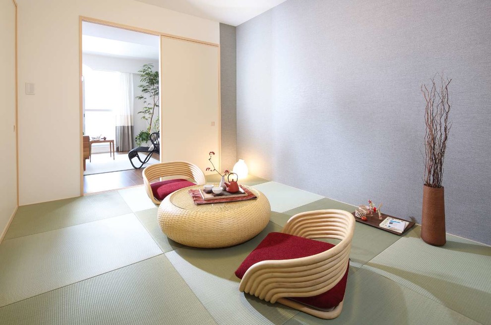 Fernseherloser Asiatischer Hobbyraum ohne Kamin mit lila Wandfarbe, Tatami-Boden und grünem Boden in Tokio